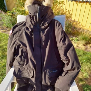 Canada Goose Chilliwack Bomber - Jackan är i storlek M, den är äkta, och finns att hämta i Luthagen eller att fraktas. Handledarna på jackan är bytta till ett lite tjockare, varmare och stretchigare material pågrund av att jag föredrog att ha lite tjockare material där. Den är i topp form och behöver en ny ägare att hålla varm till vintern✌️☺️ pris kan naturligtvis diskuteras om det blir en snabb affär                                    Kvitto finns tyvär ej.