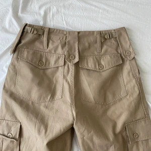 Cargobyxor  - Säljer dessa fina cargobyxor från Urban Outfitters som tyvärr sitter tight nu, gillar när det är pösigt. Storlek 30🥲