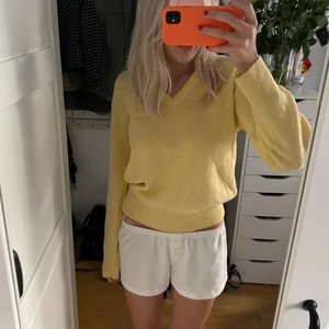 Gul stickad tröja  - Super fin och vintage stickad tröja med v-ringing från Robert Bruce. Den har en väldigt liten fläck längst ner på tröjan som du kan se på tredje bilden. Perfekt till en kall somamrkväll eller till hösten 