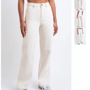 VIDA JEANS - HIGH WAIST OFF WHITE - Säljer dessa snygga jeans som är i färgen OFF WHITE i storleken EU36-L30 vilket motsvarar midjemått 69-72 cm och innerbenslängd 76 cm. Passar för dig som är mellan 161-166 cm. Köpta från madlady för 599 kr. Använd endast två ggr. Frakt ingår ej i priset. 
