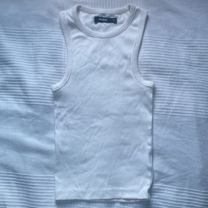 vitt linne - linnet ser skrynkligt ut för att jag inte har strykt det!!🤍säljer det här gulliga linnet från bikbok, köpt för kanske 3-5 månader sen men är i fint skick🤍är i stl XS, skriv privat för fler bilder eller för intresse🤍frakten är gratis!!🤍vet inte priset!!🤍