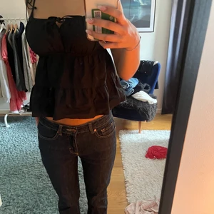 Svart topp med snören - Super fin svart topp med snörning från hm, knappt använd 💗💗