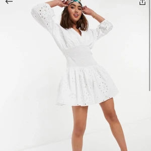 Vit klänning  - Säljer dennna sjukt fina klänning då den tyvärr inte passar mig längre💞 Använd ett fåtal gånger! Köpt på ASOS från deras egna märke ASOS design🙌 skriv om ni har frågor eller för fler bilder💘 Köparen står för frakten!!