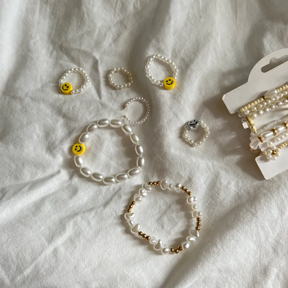 Handgjorda smycken, ringar 25kr/st, armband 35kr/st . Accessoarer.