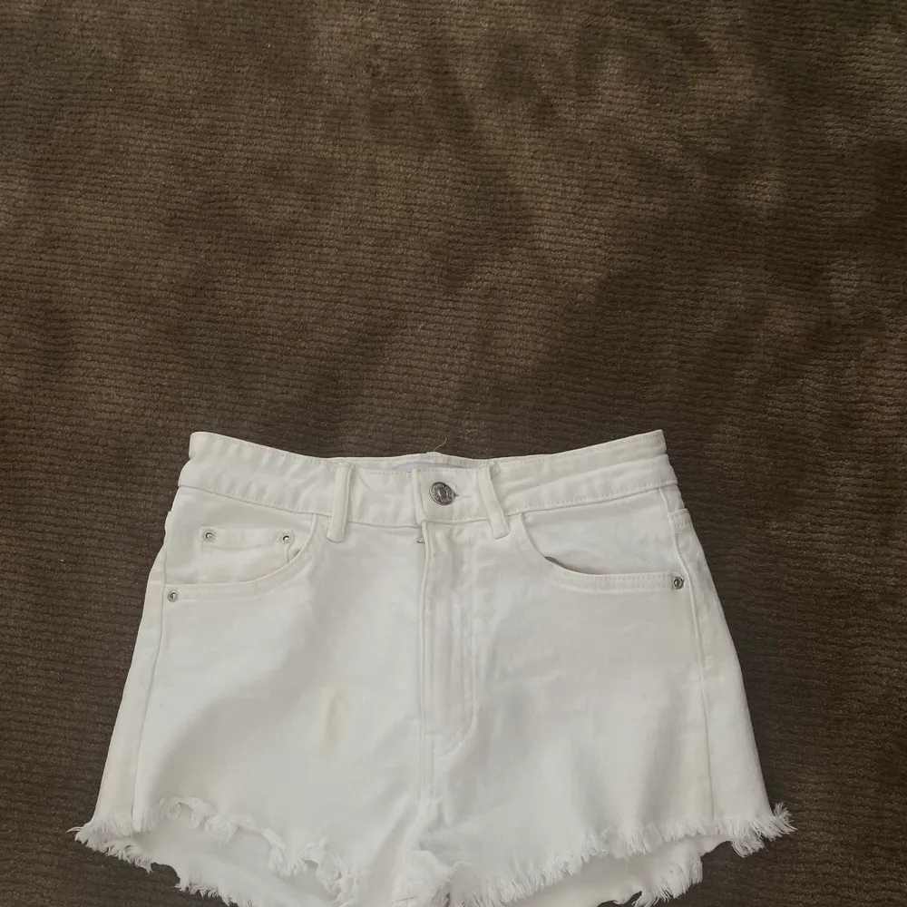 Jeansshorts från zara med lite stretch, stl 34. Knappt använda.. Shorts.