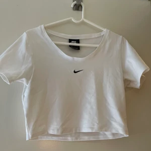 Nike t-shirt - Använd fåtal gånger, i gott skick! Croppad modell och figurnära passform!