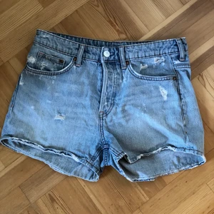 Slitna jeansshorts - Säljer mina slitna jeansshorts. Storlek 38 men är ganska små i storleken så är nog snarare en 36a. ( Fraktpriset gäller för köp via Plick)