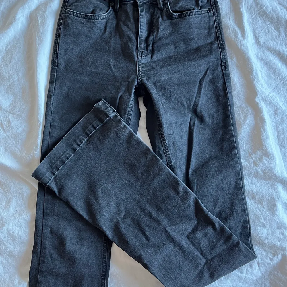 Flared/bootcut jeans från 2ndday. Superfin passform och bra längd för mig som är cs 165. Jeans & Byxor.
