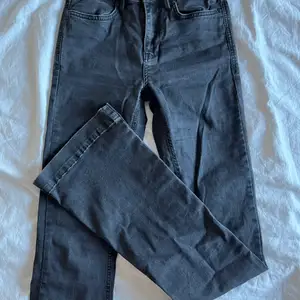 Flared/bootcut jeans från 2ndday. Superfin passform och bra längd för mig som är cs 165