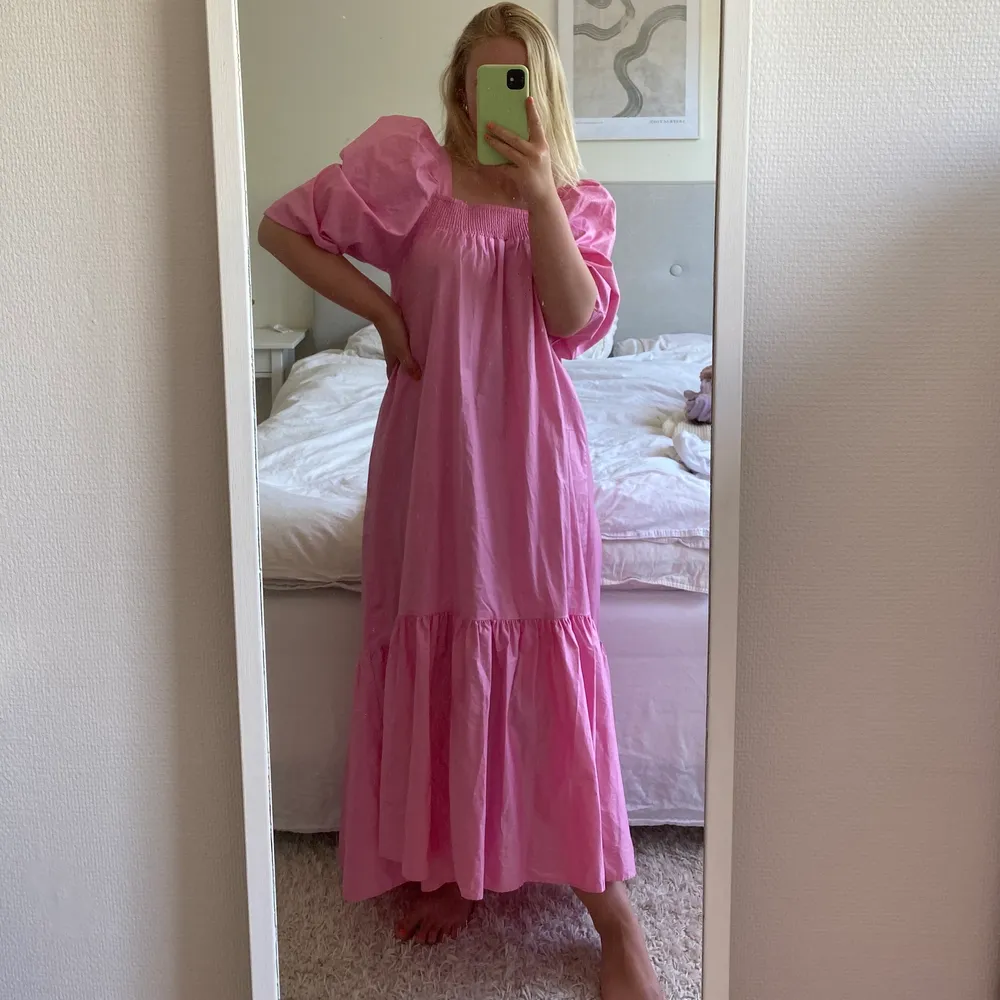 En ursnygg rosa klänning från HM i strl XS men oversize i modellen. Kommer tyvärr inte till användning🥺💗 Kolla gärna in mina andra annonser🫶🏼. Klänningar.