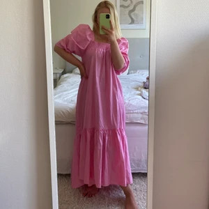 Klänning - En ursnygg rosa klänning från HM i strl XS men oversize i modellen. Kommer tyvärr inte till användning🥺💗 Kolla gärna in mina andra annonser🫶🏼