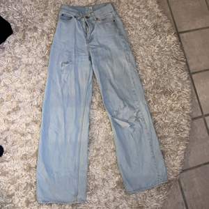 Blåa junkyard jeans med 2 egengjorda hål💕