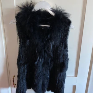 Hollies pälsväst - Inköpt för något år sedan. Inga defekter. Knappt använd. 