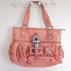 George gina & lucy väska - Så cool väska från george gina & lucy🌸 Bra skick. Den har lite tecken på användning, se bild, men det märks inte på avstånd. Den kommer även med ett långt axelband. Mått 39 x 29 cm 💕 