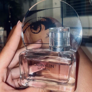 CalvinKlein parfym  - CelvinKlein women parfym. Flaskan rymmer 50 ml. Varav några ml använts upp, nästan helt full. Gillar denna riktigt mkt. (Kvinnlig/mogen och fräsch doft. men den påminner om en dålig tid lol. Originalpris 600 kr