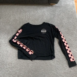 Hollister tröja som byter färg  - Rutorna på armarna blir rosa i solen 