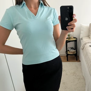 Röhnisch sporttopp - Så skön och mjuk träningstopp från Röhnisch. Lite kortare i modellenpassar s-m i storlek.