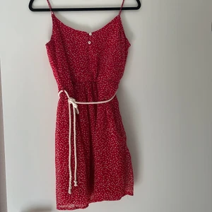 Söt klänning - Supersöt klänning från Zara, säljes pga att den inte passar längre! Storlek S men passar även xs. För kort för mig som är 175cm