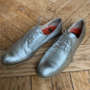 Vagabond loafers silver - Jättesköna använda loafers i silver med litet skav på framsidan, inköpta 00-talet. Strlk:39. Skick:5/10