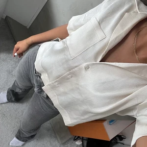 Jättefin champagne färgad sidenblus! - Jätte fin champagne färgad sidenblus från Neo Noir i storlek 34. Nyskick använd fåtal gånger. Säljer pågrund av att den ej kommit till användning.  Nypris: 749kr Mitt pris 150kr