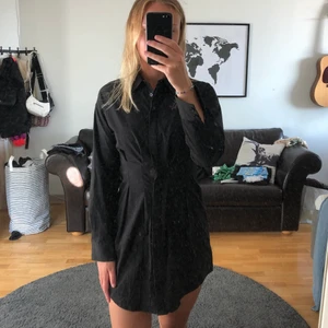 Skjortklänning NA-KD - Svart skjortklänning från nakd i fint skick stl 32. Köparen står för frakten, kan också mötas upp i Kalmar! 