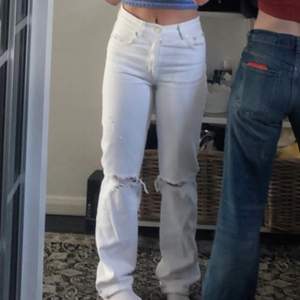 Säljer mina vita zara jeans pågrund av att dom är för små (därmed dålig bild men kan skicka bild på jeansen privat om det önskas)  Superfina och knappt använda! Säljer för 250kr inklusive frakt!❤️