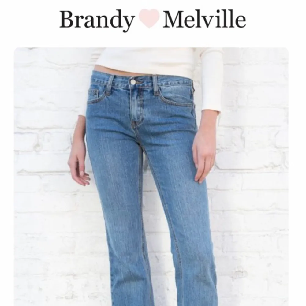 Ett par low waist Brielle Jeans från Brandy Melville som jag tyvärr har tröttnat på.  Dem är i bra skick och passar mig som är en XS/S och 173cm lång 💗 Originalpriset är 440kr! 🥰. Jeans & Byxor.