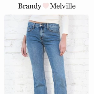 Brielle Jeans - Ett par low waist Brielle Jeans från Brandy Melville som jag tyvärr har tröttnat på.  Dem är i bra skick och passar mig som är en XS/S och 173cm lång 💗 Originalpriset är 440kr! 🥰