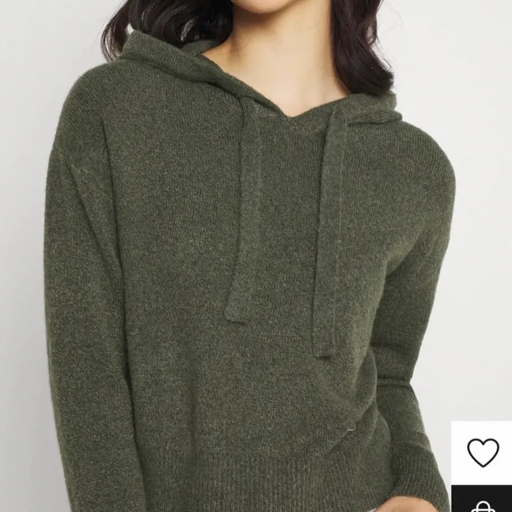 en jättecute grön stickad hoodie från JDY, köpt i februari med använd 3 gånger !! Den har blivit lite ”ullig” därav priset 🙌 Nypris: 225 . Stickat.