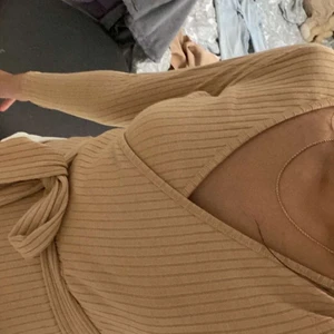 tröjor/blusar - Säljer dessa tre plagg. 1. Är en body från Boohoo i storlek XS 2. Fin tröja med knyt runt midjan i st XS , från boohoo.  3. vit tröja är från Ginatricot I storlek M men funkar för S samt Xs.  50 kr Styck