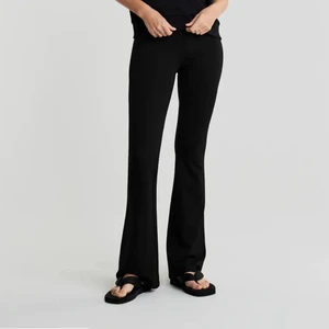 gina tricot petra petite byxor - petra petite byxor från gina tricot, utsvängda! använd, men fortfarande bra skick