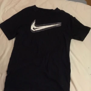 Nike t shirt xs - Använd två gånger men har bytt stil Köptes på stadium för ca 300 kr för 1 månad sedan .   