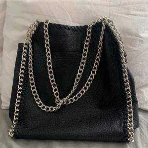 Tiamo väska - FINNS KVAR!! Första är lånad bild. Väska från Tiamo, den är lite sönder upptill i knytningen men det går säkert att ordna (kolla sista bilden)💖 Får plats skoldator i den💖 Köptes för 600kr💕 köparen står för frakten 