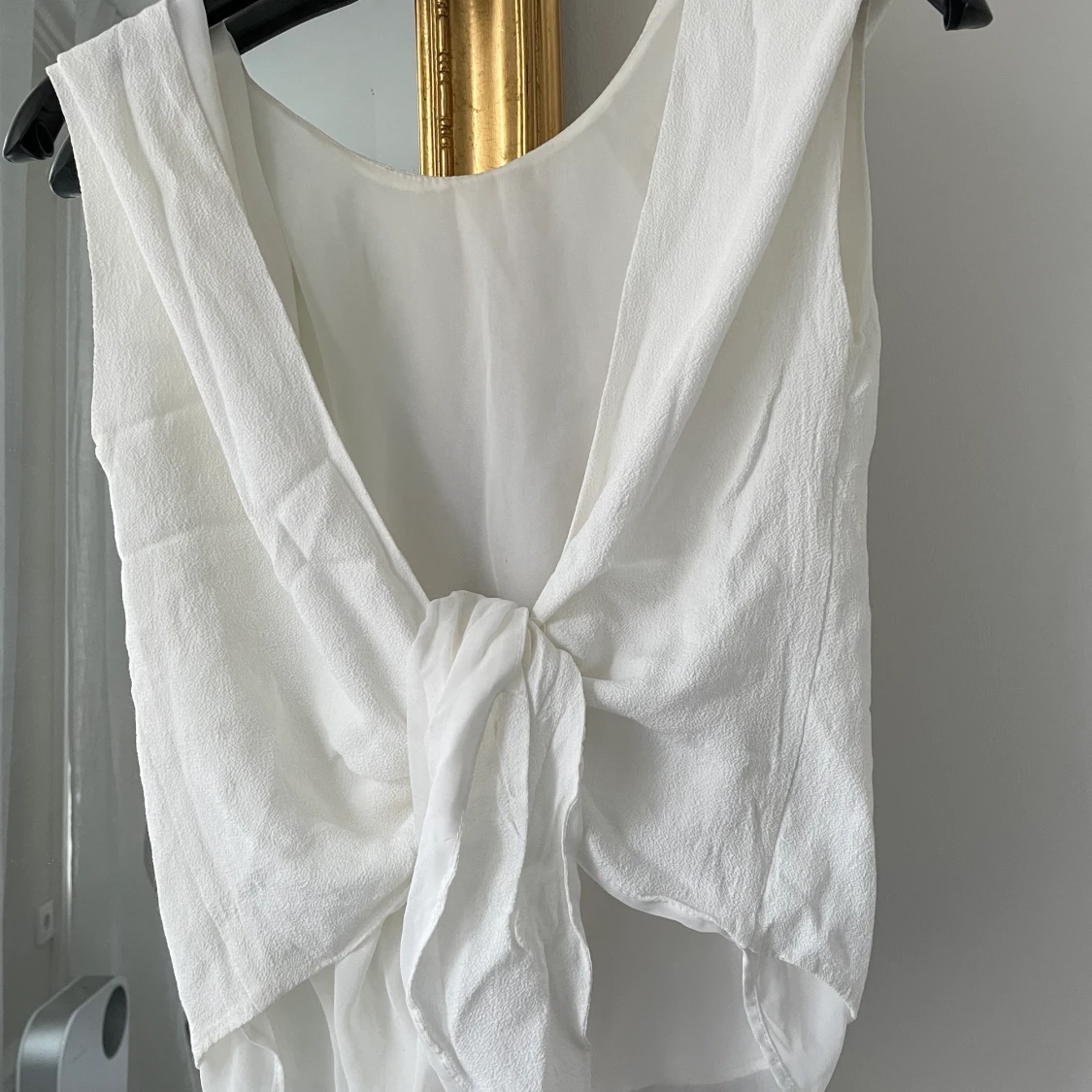 Snygg blus med öppen rygg 