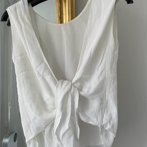 Snygg blus med öppen rygg  - Snygg vit blis med knytning bak och öppen rygg