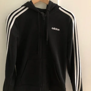 Adidas kofta dam - Superfin och bekväm adidas kofta i storlek xs, köpt för ca 800kr, men säljer för 350kr. Endast använd runt 5gånger, så mycket bra skick!❤️ köparen står för frakten💓