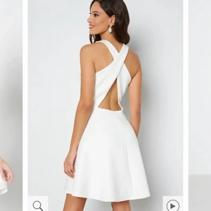Calista dress från Bubbleroom - Säljer denna vita klänningen från Bubbleroom då den tyvärr är lite för stor för mig i bysten (jag har A-B kupa)! klänningen är aldrig använd då planen var att ha den på min student i somras 😞 den är i jättefint skick och enbart provad, storlek XS! 🥰