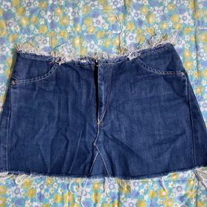 Miniskirt Levi’s - Levi’s miniskirt köpt på sellpy. Står ingen storlek men skulle säga xs-s. Kan mötas upp i Stockholm eller Trosa kommun området, annars står köpare för frakt <333