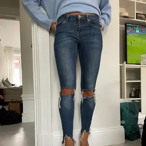 Låga tighta Jeans med slitningar från Gina tricot Stretch   40 ex frakt som blir ca 30-50 kr  