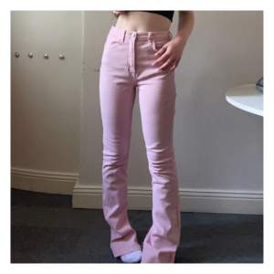 ett par söta utsvängda rosa jeans köpt på zara. 🏩🌸 använda ett fåtal ggr. jättefint skick!! original pris: 600 kr, fråga om det är något!  💕💞🌸