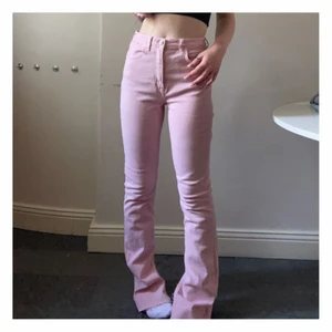 ljusrosa utsvängda jeans | ZARA - ett par söta utsvängda rosa jeans köpt på zara. 🏩🌸 använda ett fåtal ggr. jättefint skick!! original pris: 600 kr, fråga om det är något!  💕💞🌸