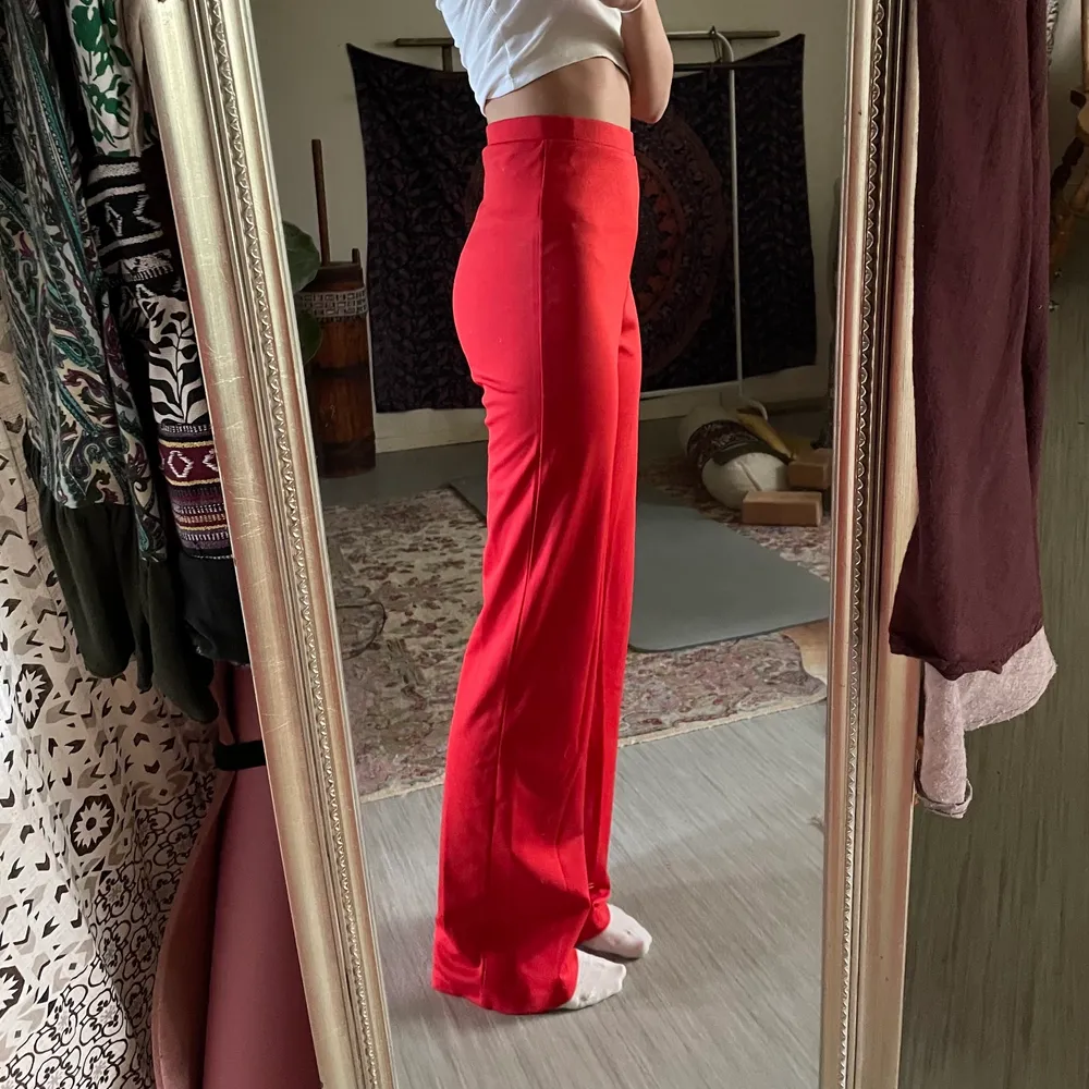 Röda byxor, knappt använda! Super sköna och stretchiga❤️❤️. Jeans & Byxor.