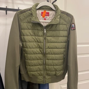 Parajumper vår/höst jacka  - Hej! Säljer min fina vår/ höst jacka från johnells. I storlek L då den inte kommer till användning. Ny pris 3500kr priset kan självklart diskuteras 