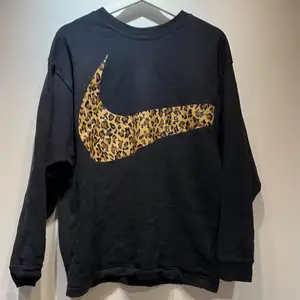 Nike crew leopard swoosh sweatshirt. Oversized. I bra skick.