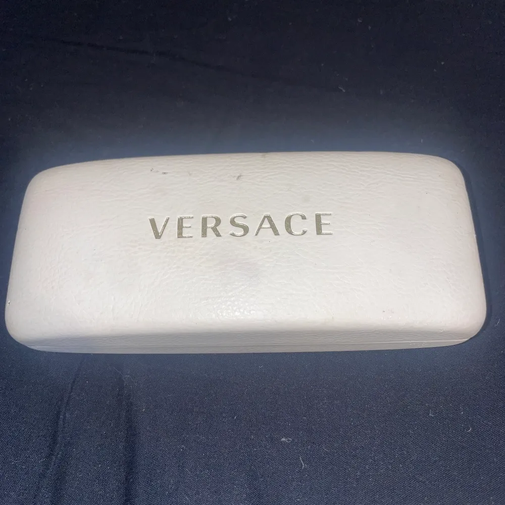 Jätte fina glasögon från Versace som inte har kommit till användning. Dem är köpta för ett tag sen men inte används, det finns inga repor eller några fel. Dock så finns det ett streck på förpackningen men inget som skadar (kan skicka bild vid intresse).. Accessoarer.
