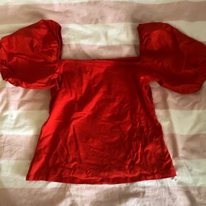 Säljer H&M topp 50kr - Säljer en H&M topp pga att jag inte längre använder den och har bytt stil  Jag kan mötas upp, bor lite utanför Jönköping annars står köparen för frakt.  Hör av dig om du är intresserad!!  Köp fler saker tillsammans för ett billigare pris!!