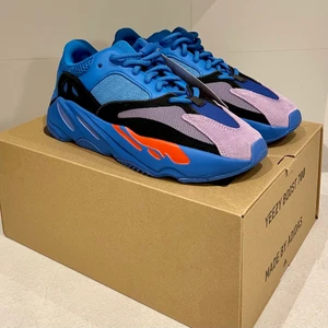 Yeezy 700 hi-res blue - Ett par nya Yeezy 700 hi-res blue. Kvitto finns och box. Helt nya/oanvänd. Kontakta om du har några frågor