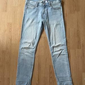 Dessa jeans är ca två år gamla och väl använda men i väldigt bra skick, inget trasigt! passformen är någorlunda slim fit.