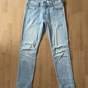 Dessa jeans är ca två år gamla och väl använda men i väldigt bra skick, inget trasigt! passformen är någorlunda slim fit.