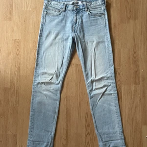 Ljusblå jeans - Dessa jeans är ca två år gamla och väl använda men i väldigt bra skick, inget trasigt! passformen är någorlunda slim fit.